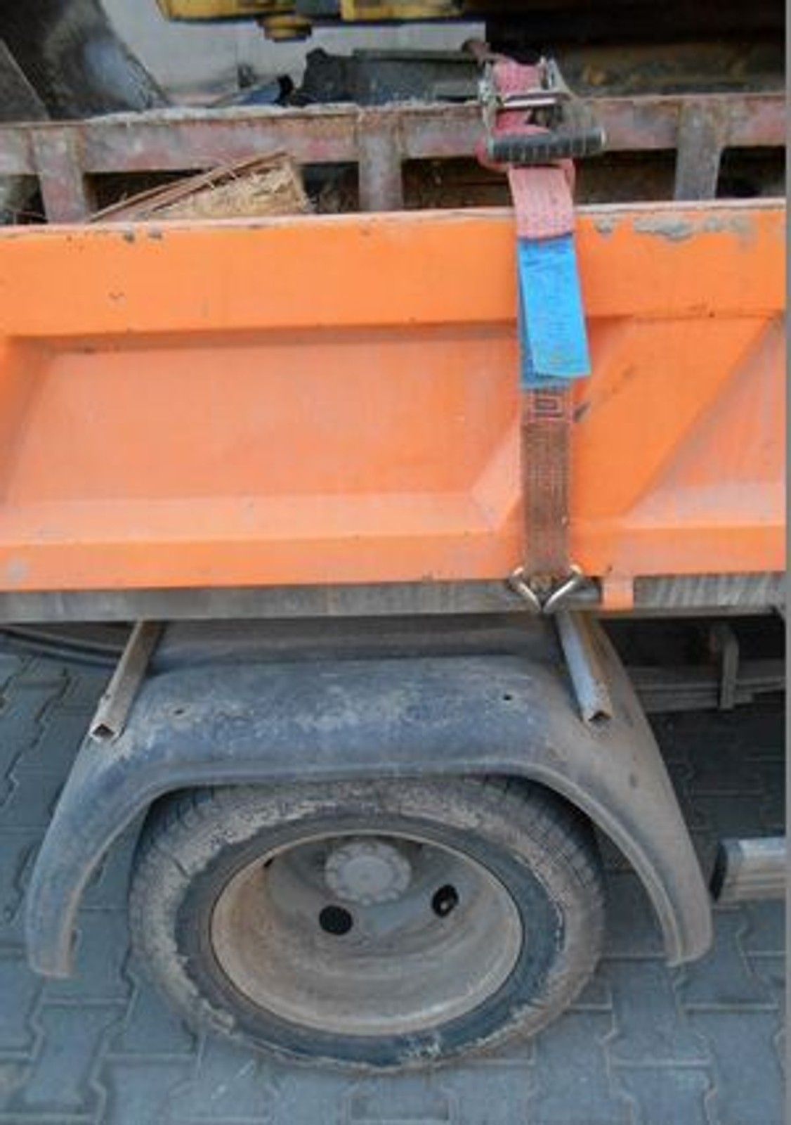 Przewozili minikoparkę na... dostawczaku ważącym mniej niż ona