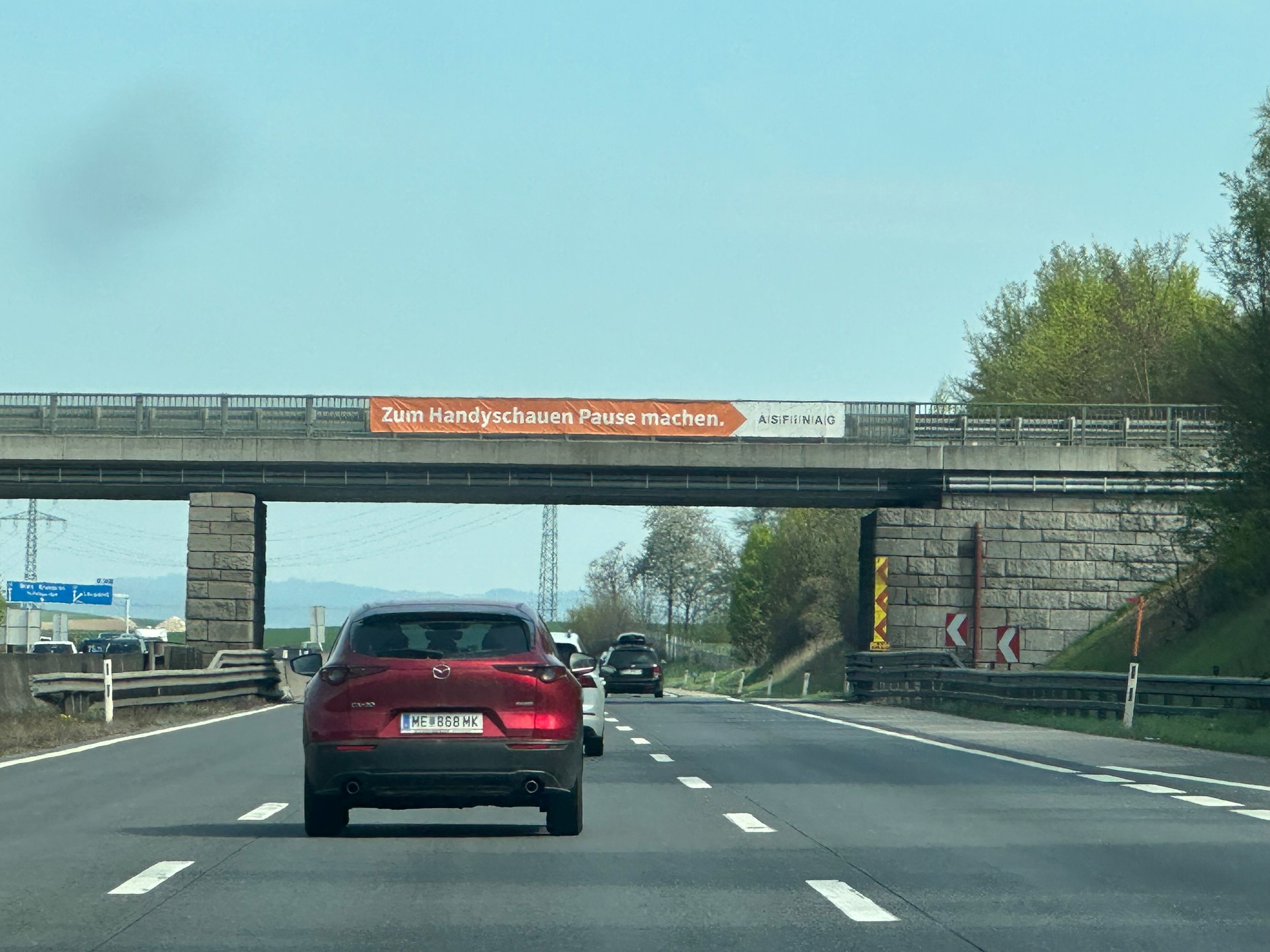"Zrób sobie przerwę i spójrz w telefon". To jeden z banerów akcji Park & Write