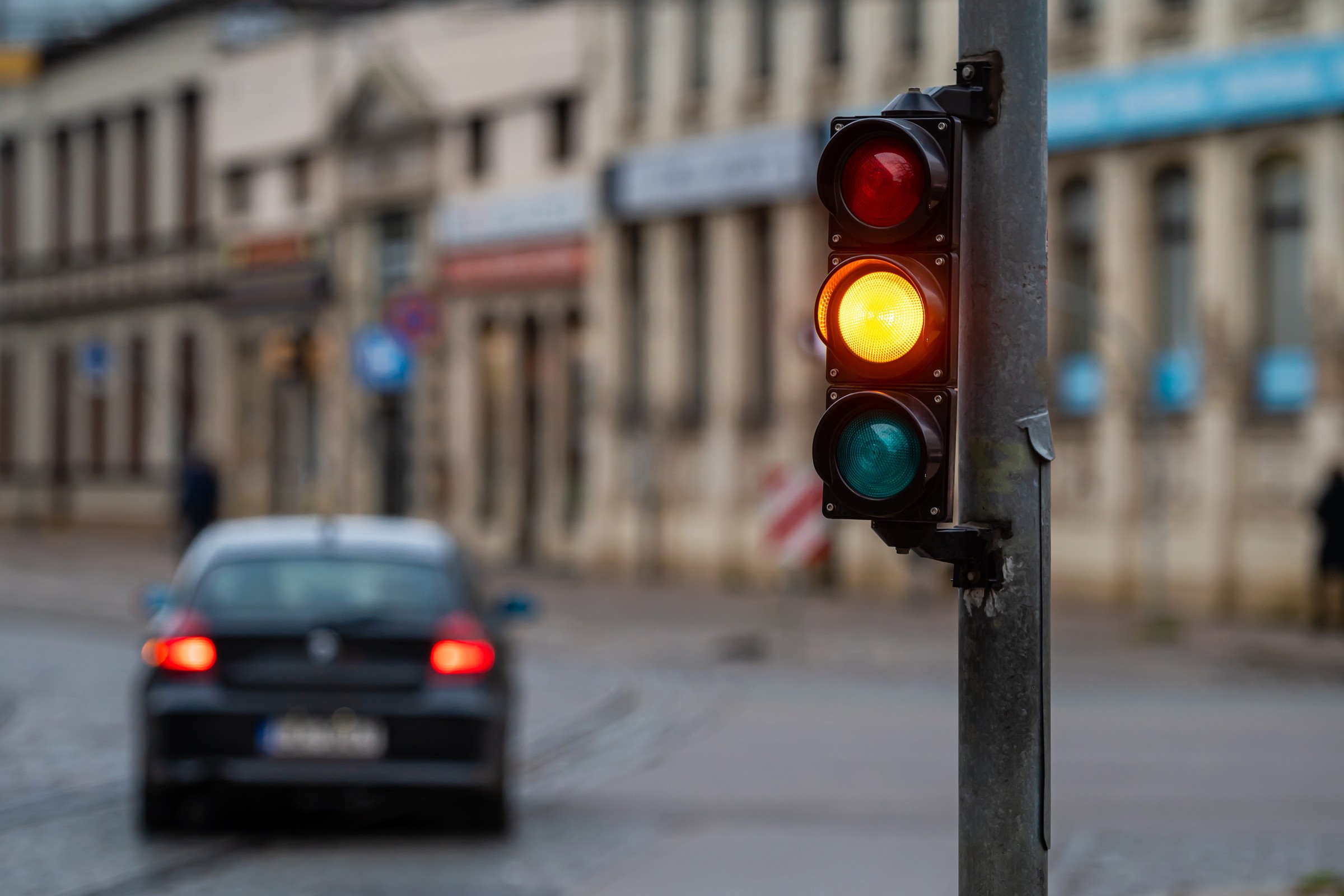 Hamować czy przyspieszać? Wielu kierowców podejmuje złą decyzję