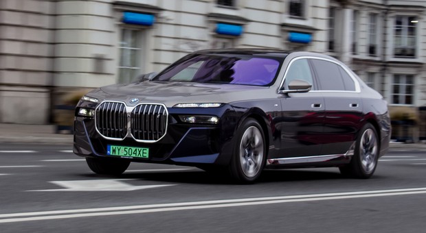 BMW i7 to nowy wymiar luksusu, który zaskakuje na wiele sposobów. Oto czym mnie urzekł