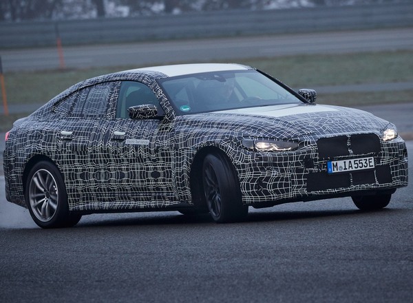 BMW i4 już jeździ – podobno „jak każde prawdziwe BMW”!