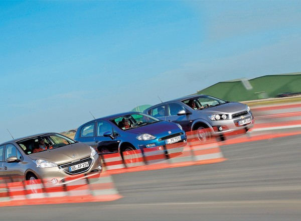 Peugeot 208 kontra Fiat Punto i Chevrolet Aveo: lew ruszył na łowy