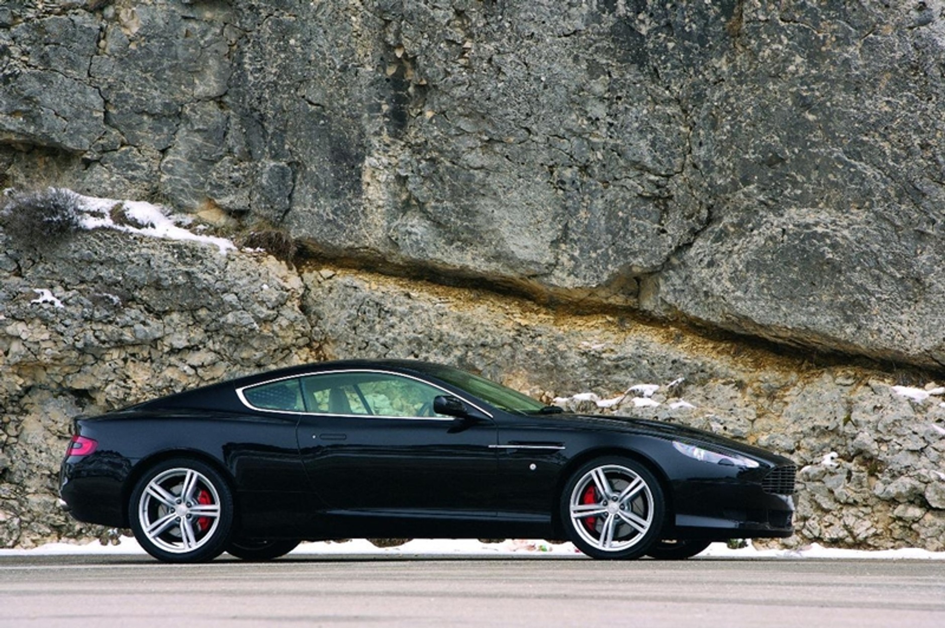 Aston Martin pojawił się w Polsce, na drogach będzie teraz piękniej