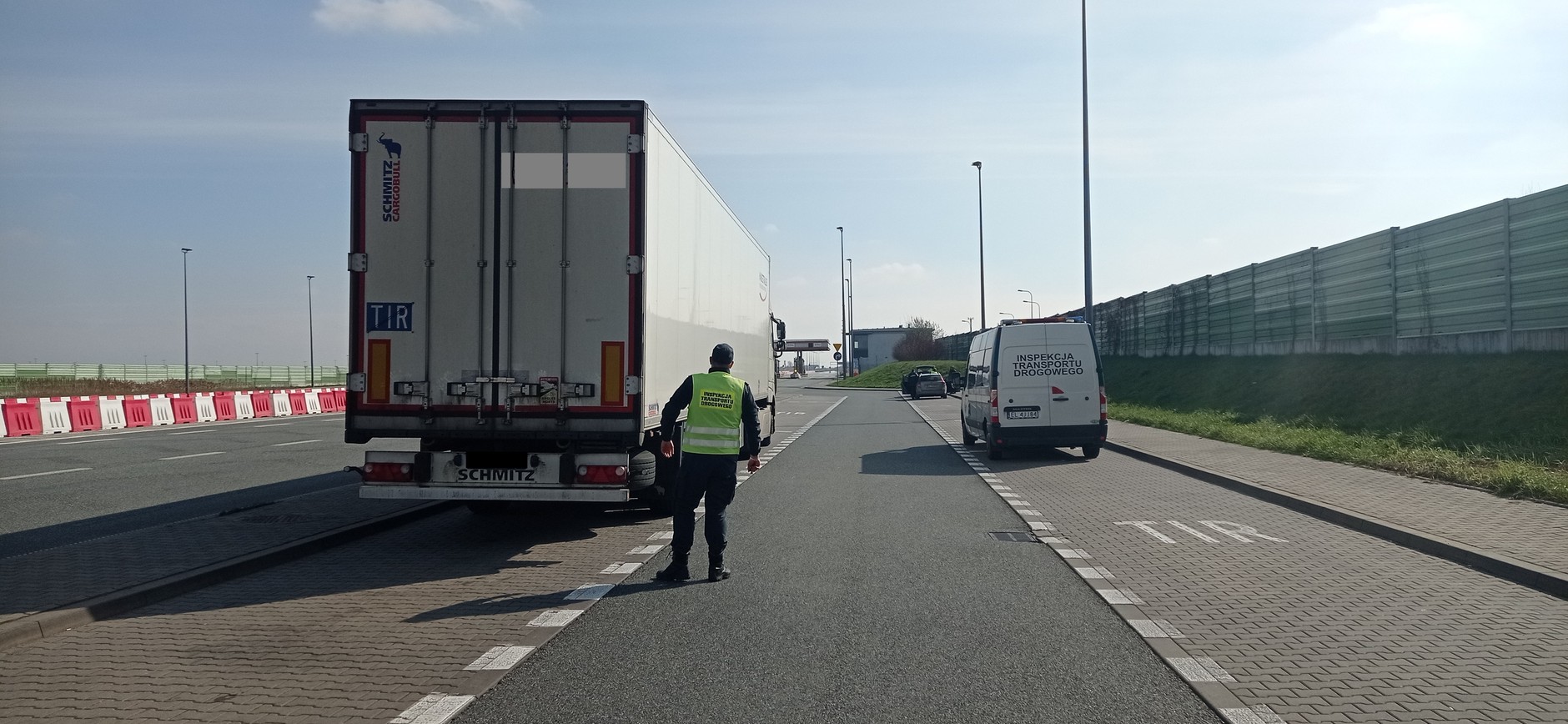 Kierowca tego zestawu symulował odpoczynek