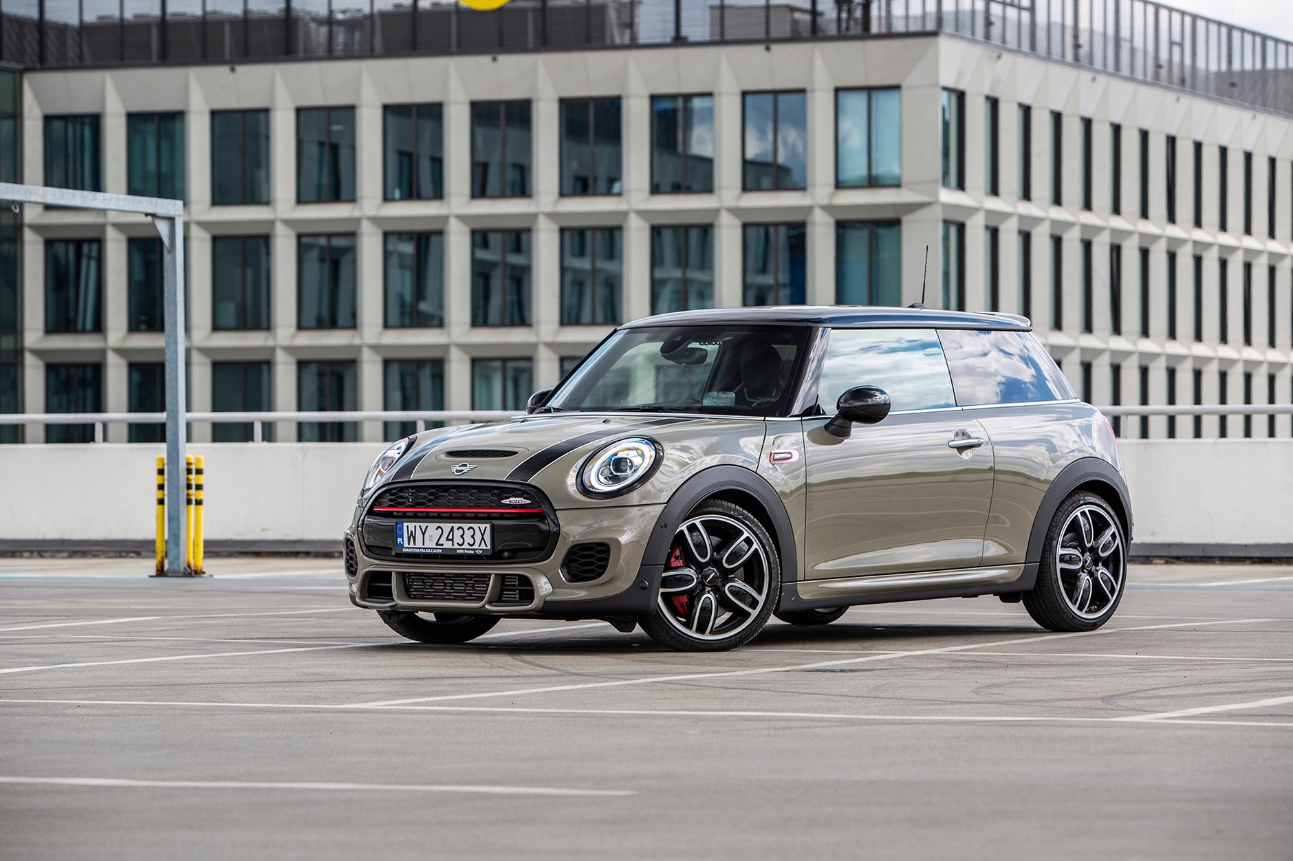 Mini Cooper 2.0 JCW - imponuje jazdą, wyglądem i ceną