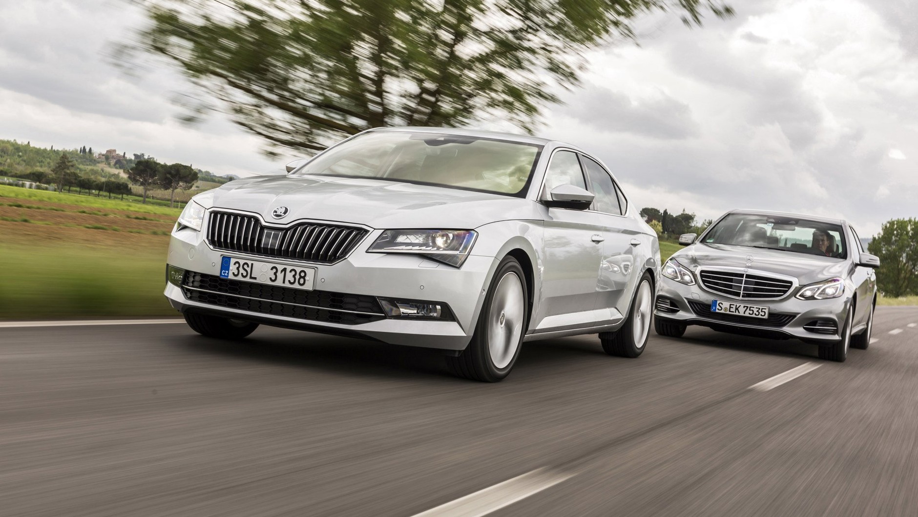 Mercedes klasy E kontra Skoda Superb - kiedy się spotkały, posypały się iskry. Nawet komfort jazdy wzbudził Wasze burzliwe dyskusje