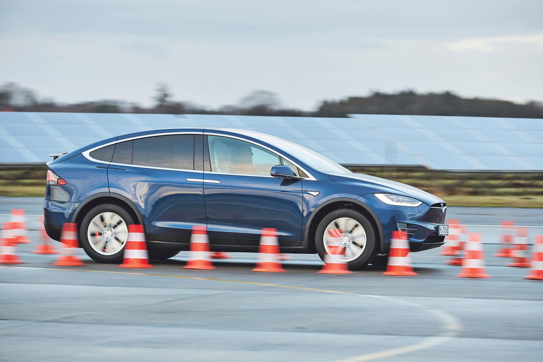 Wolty kontra oktany: Tesla Model X i Bentley Bentayga W12