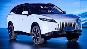Omoda 7 celuje w Toyotę RAV4 i... graczy. Chce skusić klientów nie tylko niską ceną