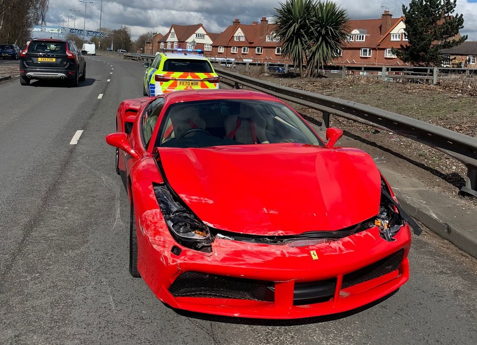 Ferrari 488 GTB rozbite 3 km po zakupie