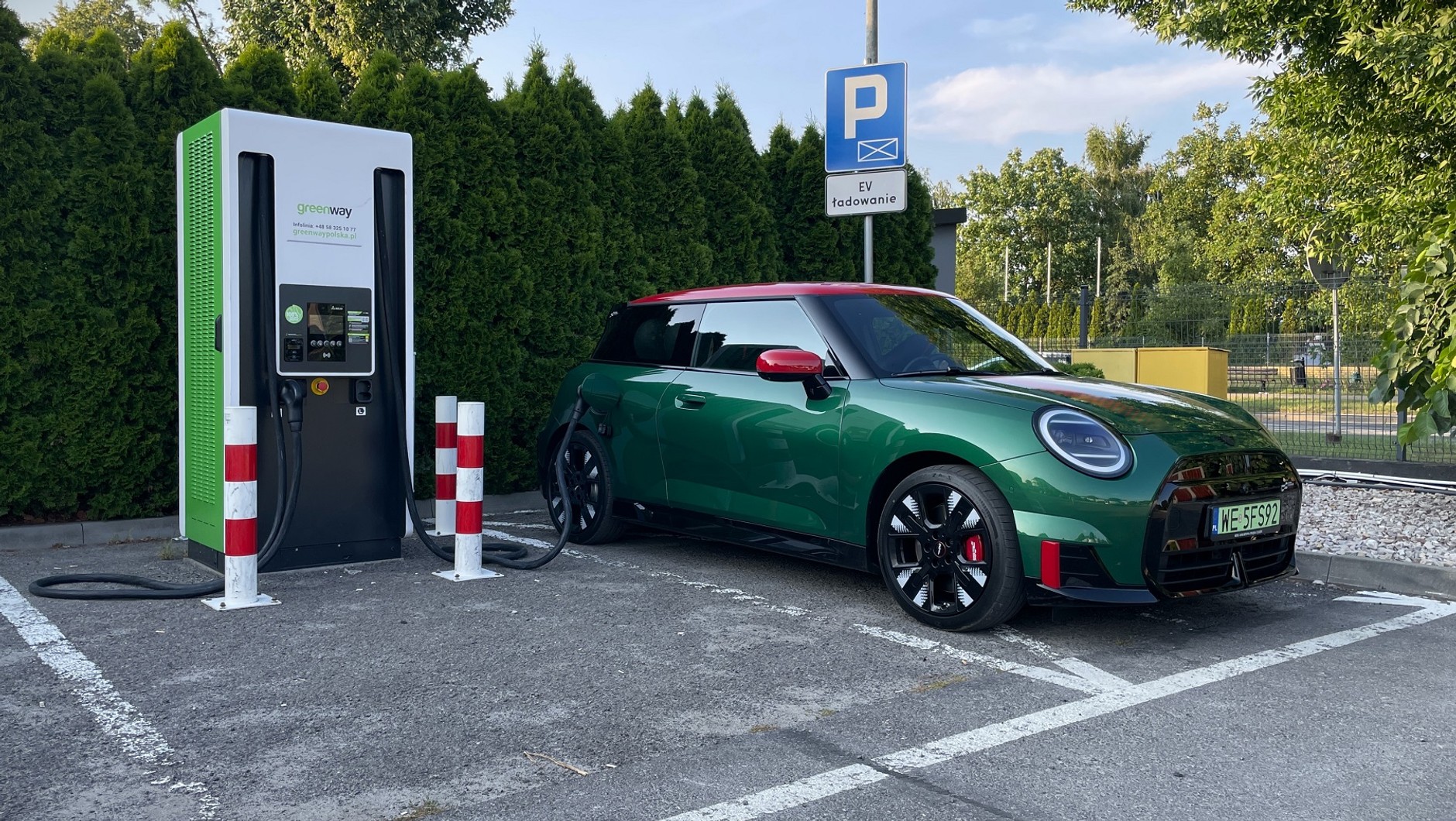 Elektryczne Mini na stacji ładowania pojazdów