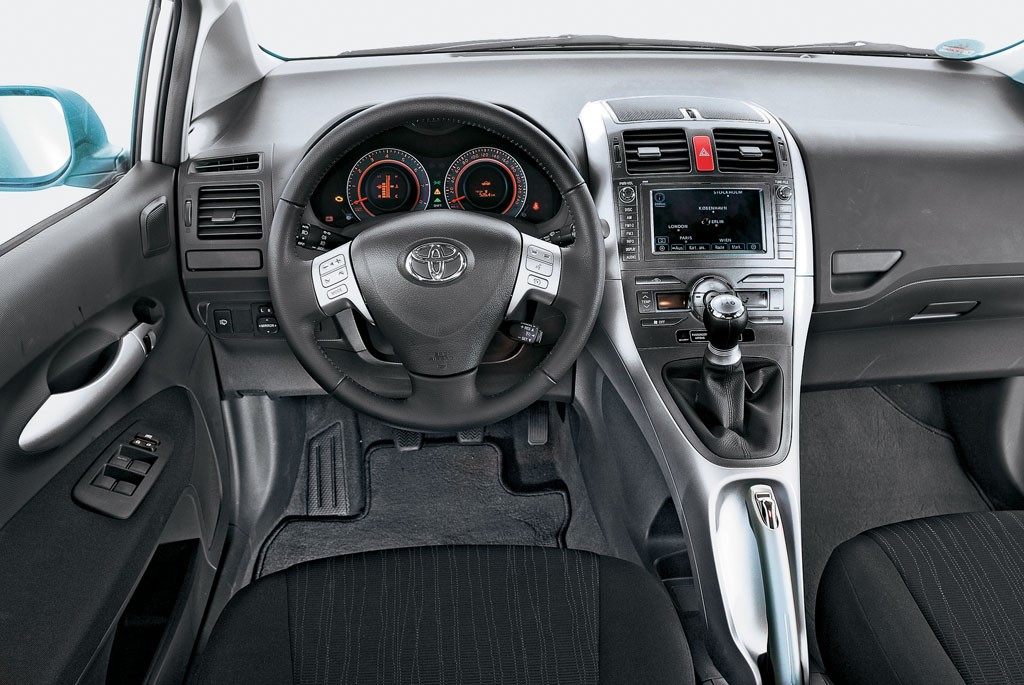 Nieźle Spasowany kokpit, ale plastiki mogłyby być lepszej jakości. Przed lewarkiem zmiany biegów znajduje się dźwignia hamulca, przypominająca... słuchawkę telefoniczną