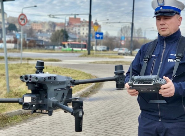 Wzbiły się w powietrze. Postrach kierowców i pieszych na filmie. Mandaty lecą z nieba