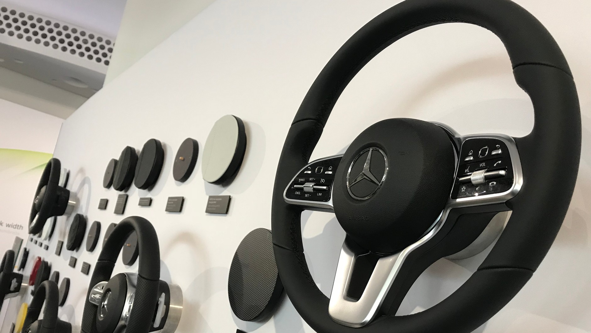 Wielofunkcyjne kierownice z Klasy S dostępne będą w kilku wersjach. Mercedes obiecuje bardzo wysoką jakość materiałów i wykończenia. Mercedes Klasy A