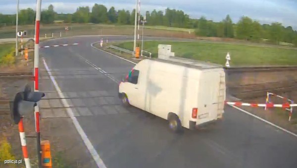 Uszkodził rogatkę i odjechał. Wszystko nagrał monitoring