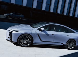 Nowy Lexus ES oficjalnie. Będzie elektrykiem. Ale nie tylko, bo wersja 300h zostaje