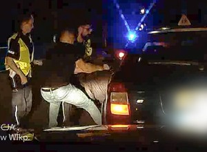 Trzech policjantów wyciągało go z auta. Nie powinien wcale do niego wsiadać [WIDEO]