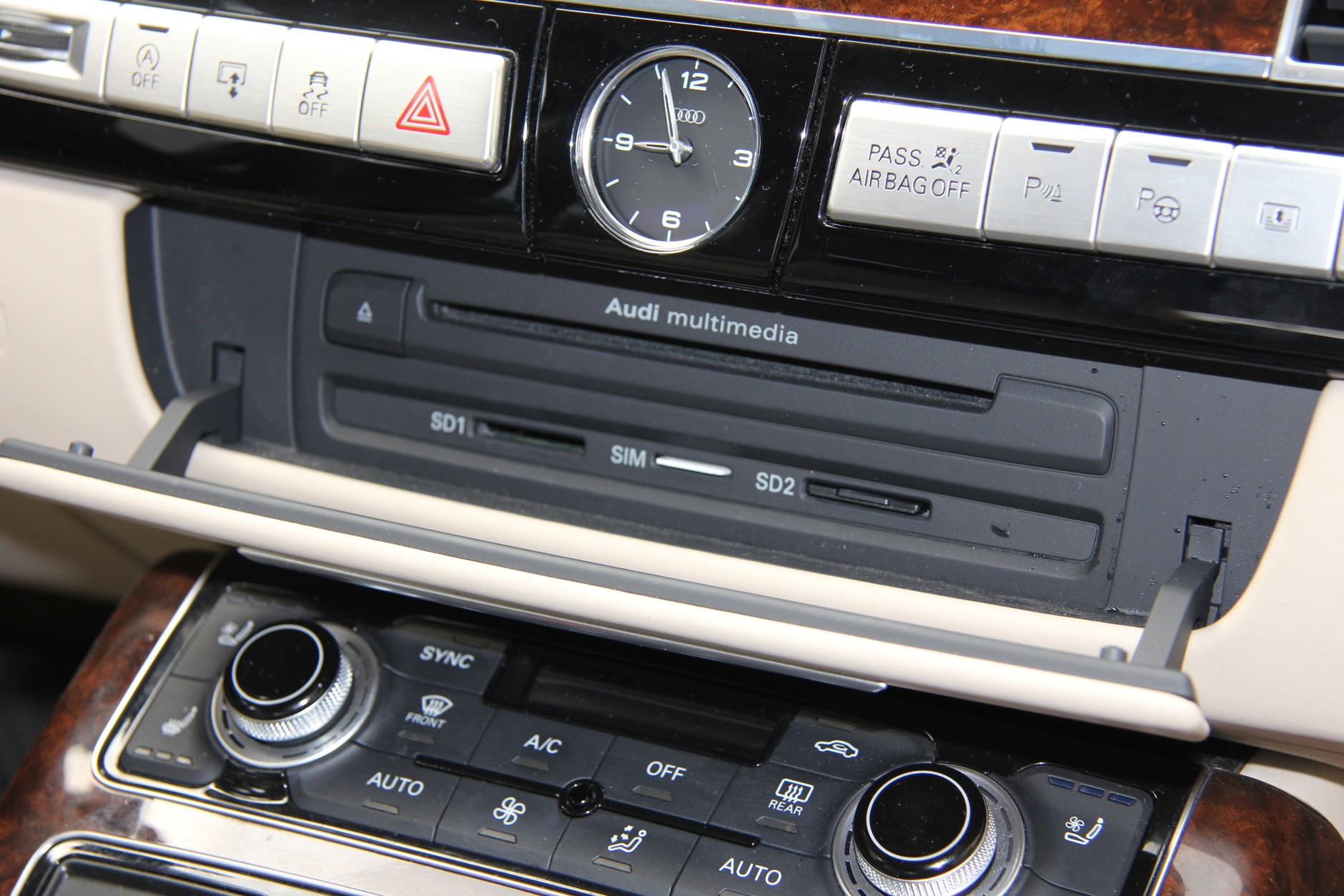 Odtwarzacz płyt, dwa czytniki kart pamięci SD oraz miejsce na kartę SIM