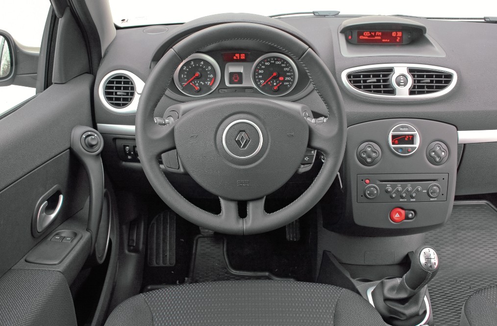 Jak na auto sprzed niemal 20 lat Clio III może pochwalić się niezłymi materiałami. Uwaga na drobne usterki elektryki