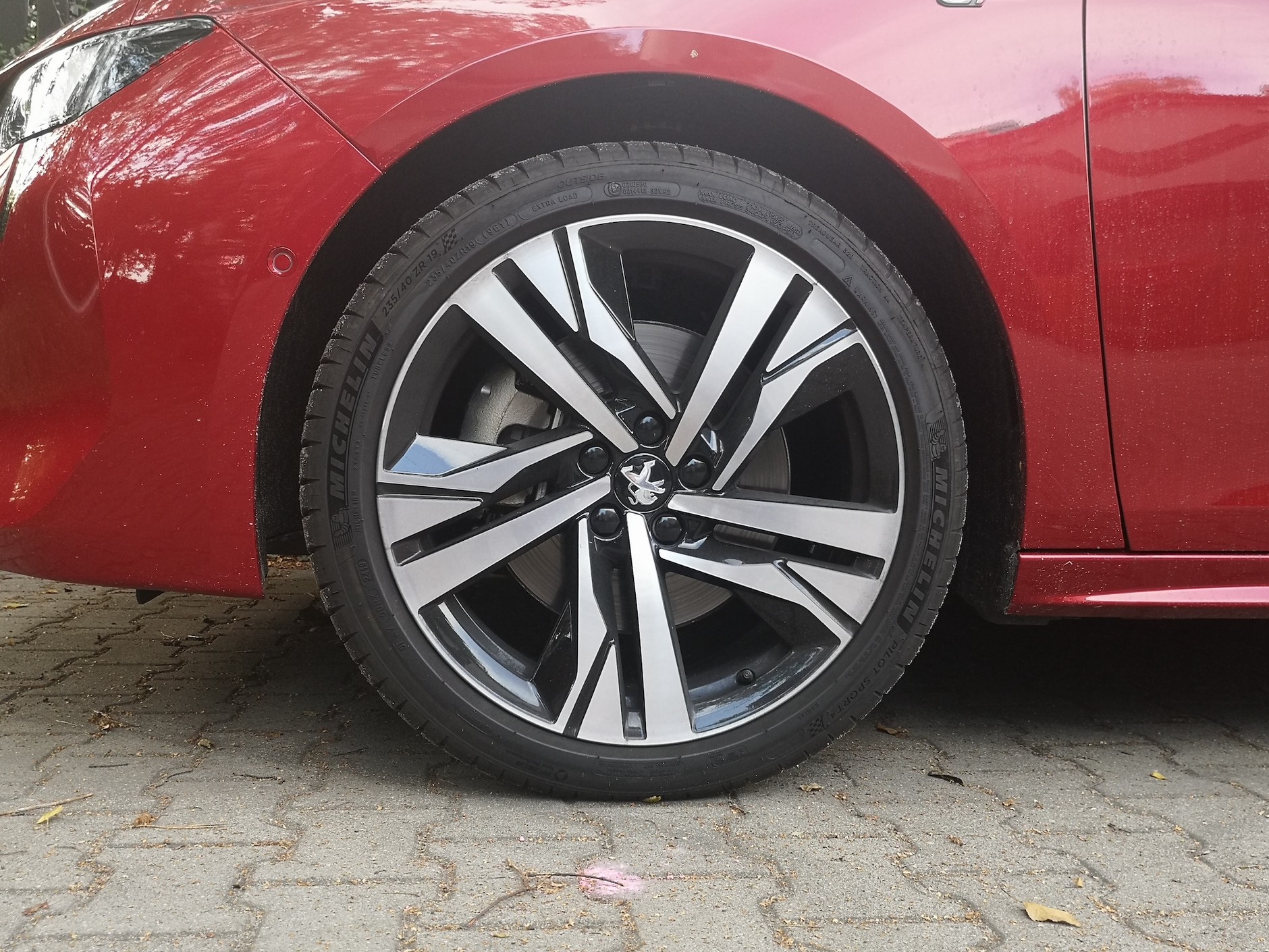 Rozmiar oraz osiągi opony muszą być dopasowane i do felg, i do samochodu