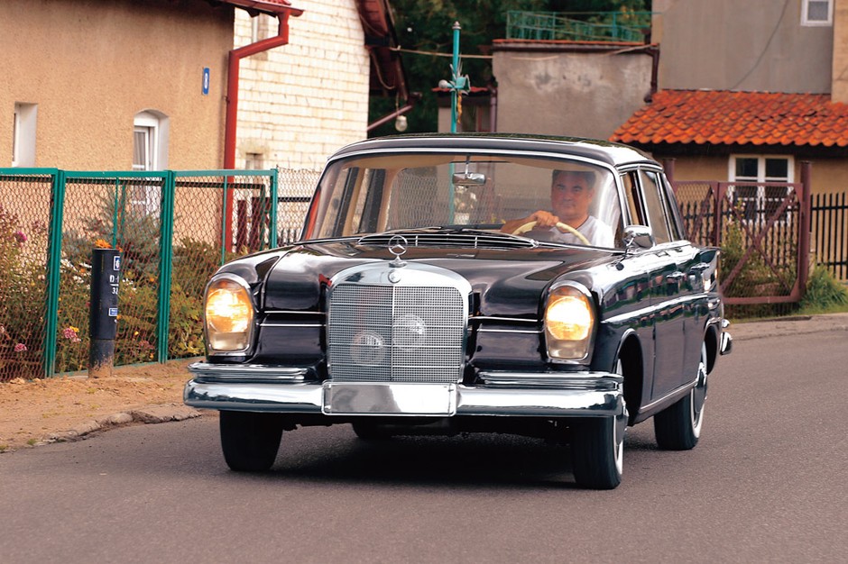 Mercedes W111/W110: bezpieczny i skrzydlaty