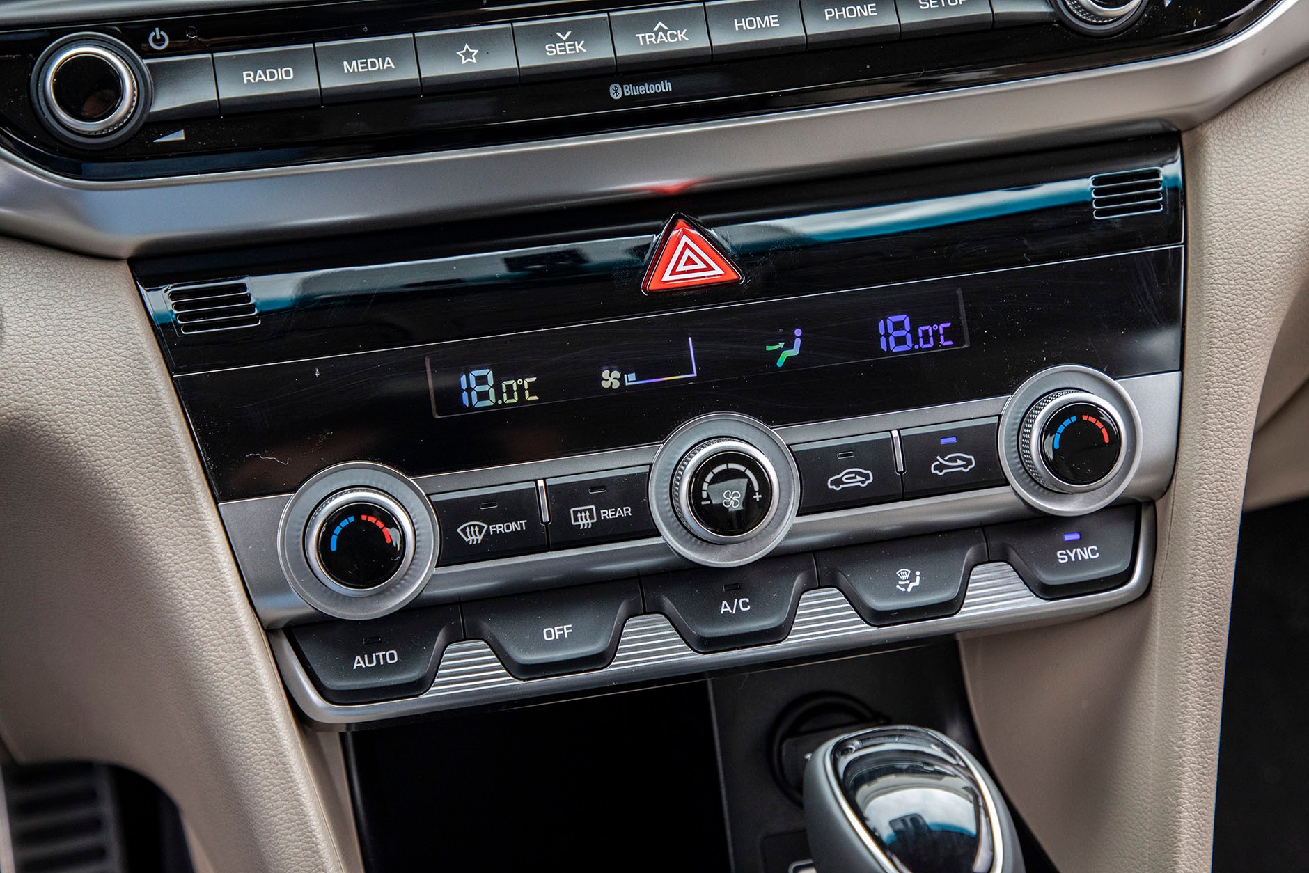 Hyundai Elantra 1.6 MPI 6AT - sedan w stylu azjatyckim