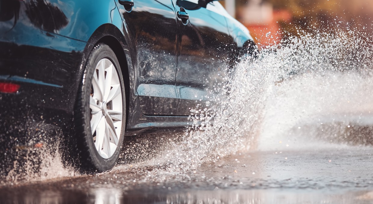 Aquaplaning pokonuje nawet doświadczonych kierowców. Jest na niego jeden sposób