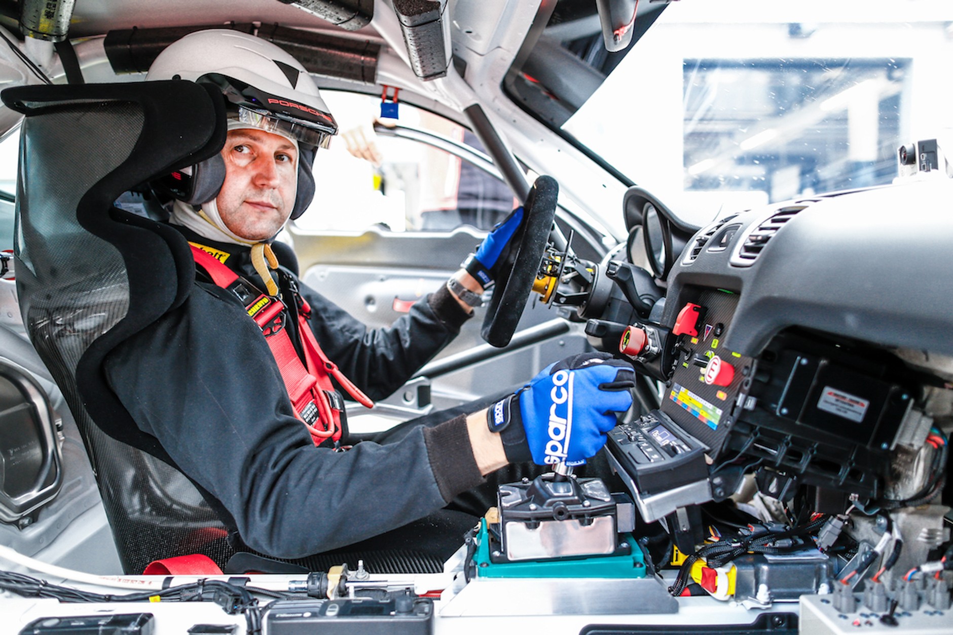 Porsche Cayman GT4 w trzech wariantach