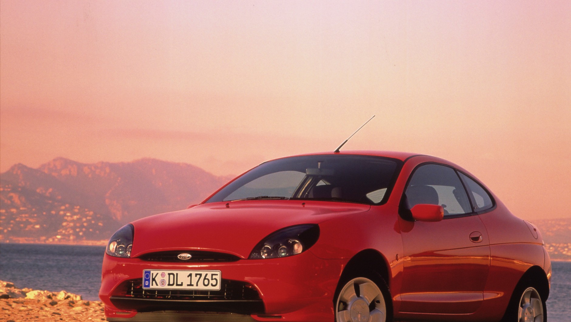 Puma 1. generacji była stylowym małym coupé produkowanym w latach 1997-2002. Stanowiła odpowiedź Forda na Opla Tigrę. Miała niecałe 4 m długości, ważyła niewiele ponad tonę i bazowała na technice Fiesty. Silniki 1.4, 1.6 i 1.7 o mocy 90-220 KM.