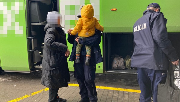 Poszła na stację podgrzać mleko dla małego dziecka. Autokar z jej synami odjechał