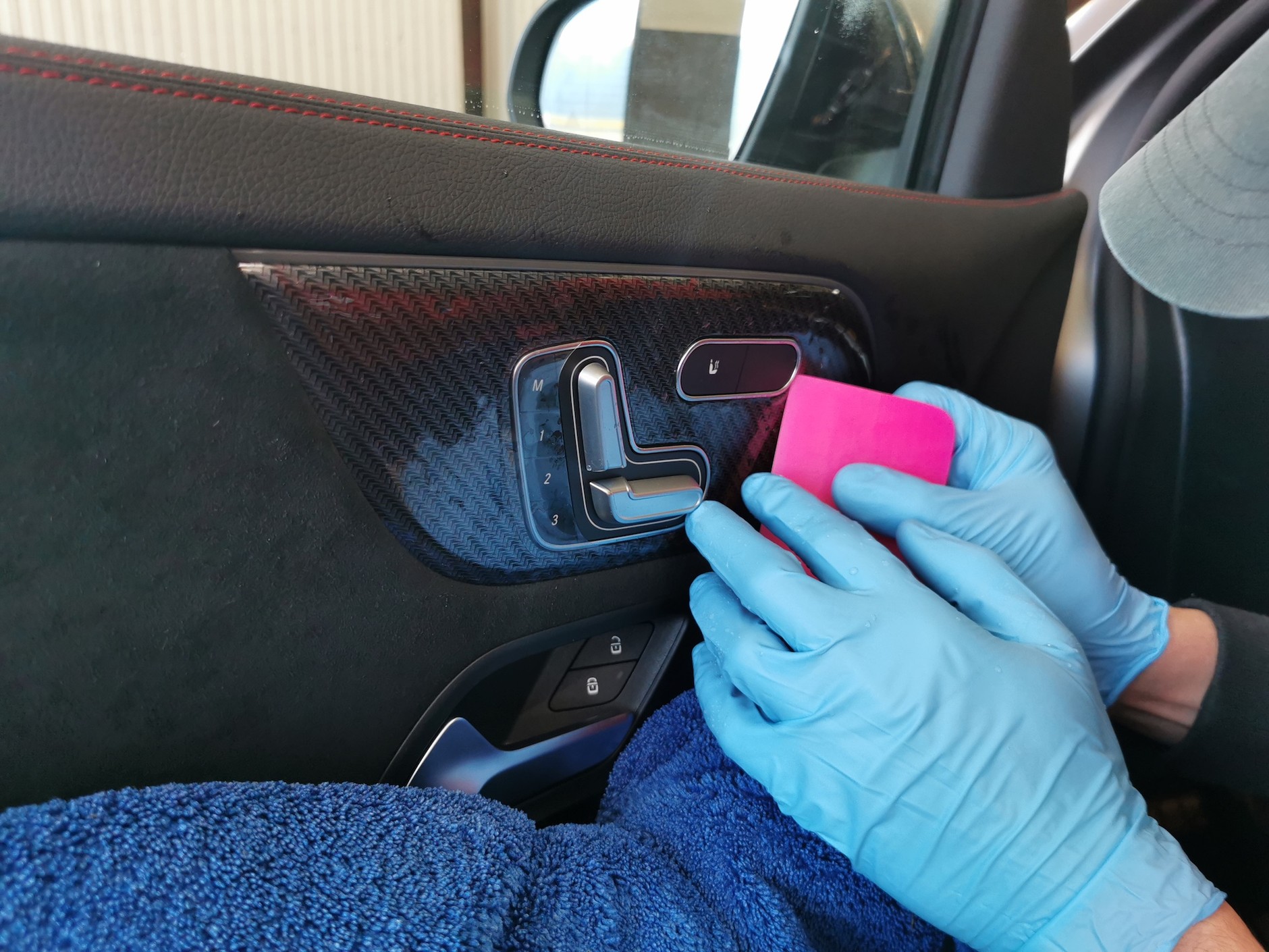 Folia PPF: w tym miejscu trzeba uważać z płynem poślizgowym, musi wystarczyć lekka mgiełka