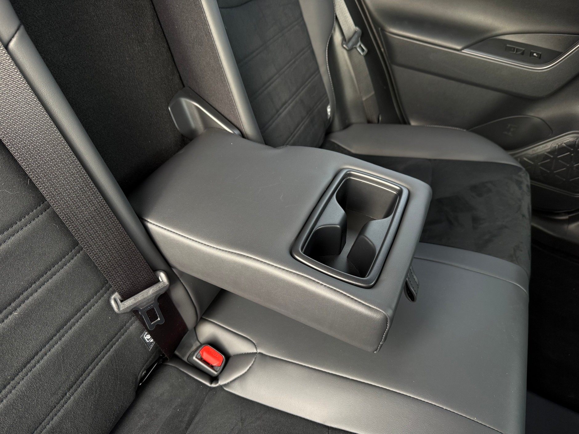 Podłokietnik w drugim rzędzie siedzeń w Toyocie RAV4