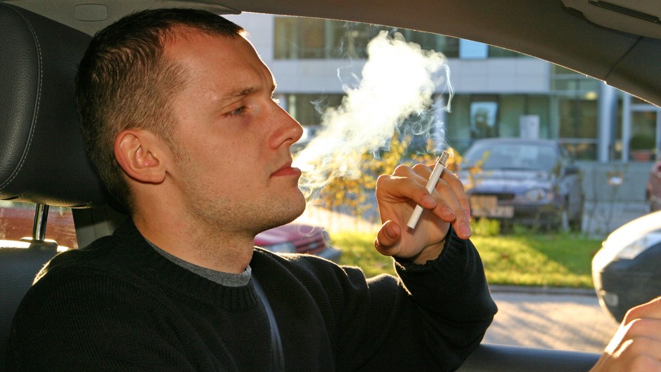 Jak usunąć z auta ślady po papierosach?