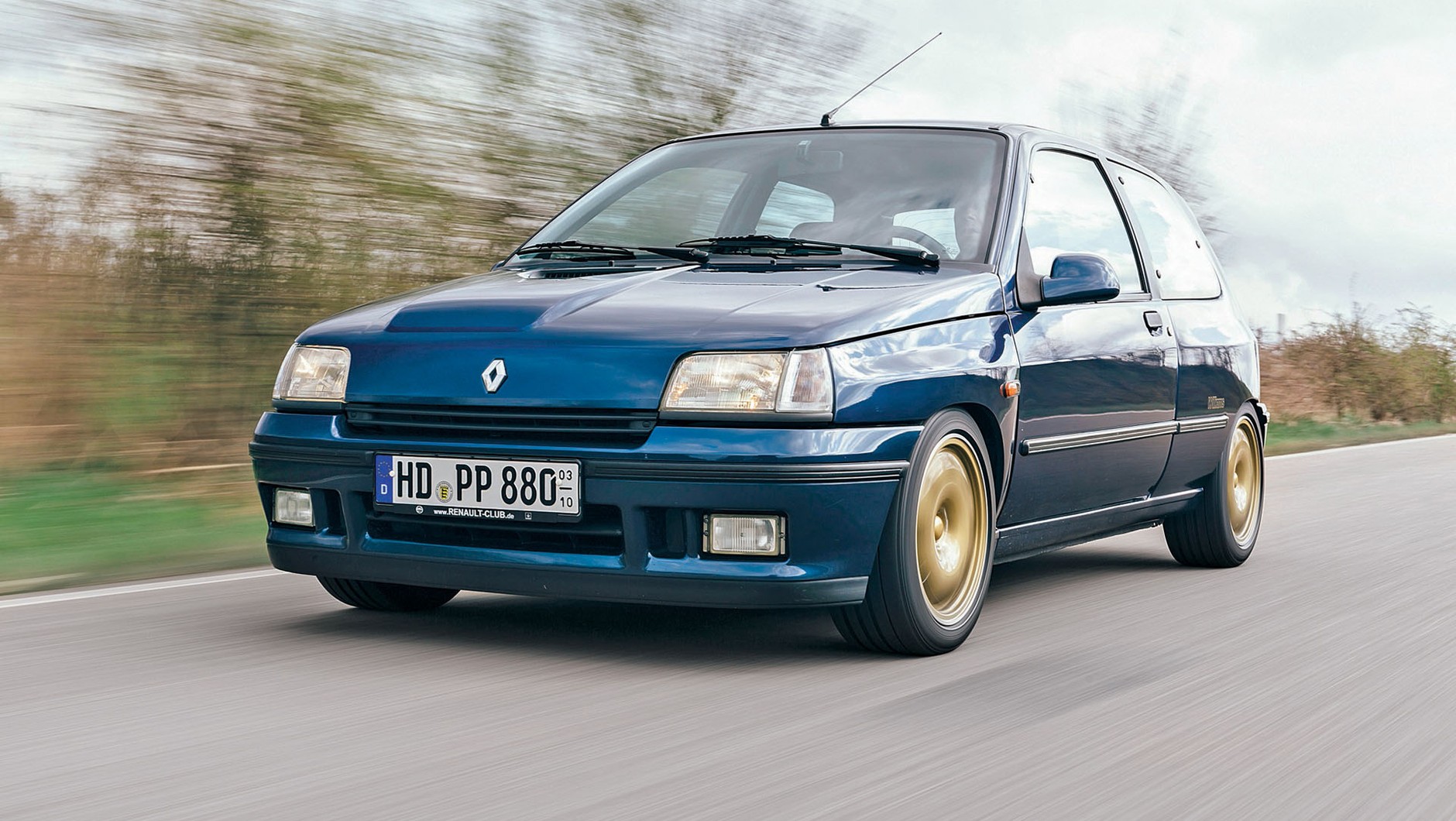 Renault Clio Williams pachnie młodzieńczą zarozumiałością. Już nawet jego nazewnictwo sprawia, że jest się podekscytowanym. Jednak dopiero podczas jazdy doceniamy jego wartość.