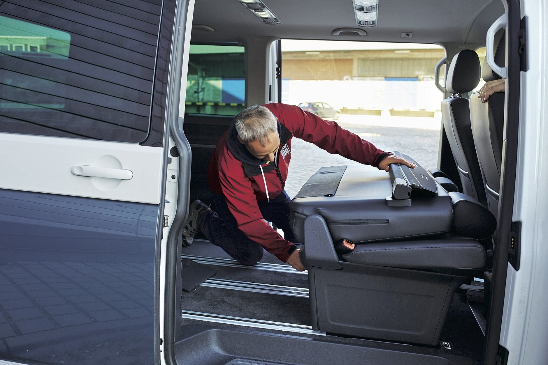 Porównanie: Volkswagen T6 2.0 BiTDI droższy od Mercedesa V 250 d