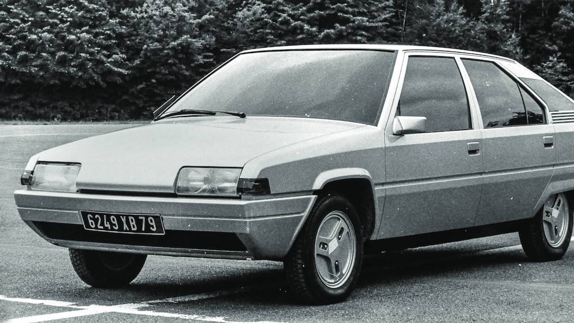 1978 Citroen XB (Bertone). Przód z małymi kierunkowskazami i szyby w słupkach C – poza tym model był bardzo bliski autu seryjnemu.