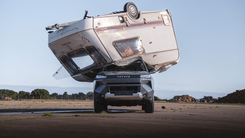 Po co Toyota zrzuciła przyczepę kempingową na nowego Hiluxa?