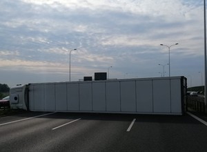 Zablokowana jezdnia na drodze S2 w Warszawie — przewróciła się ciężarówka