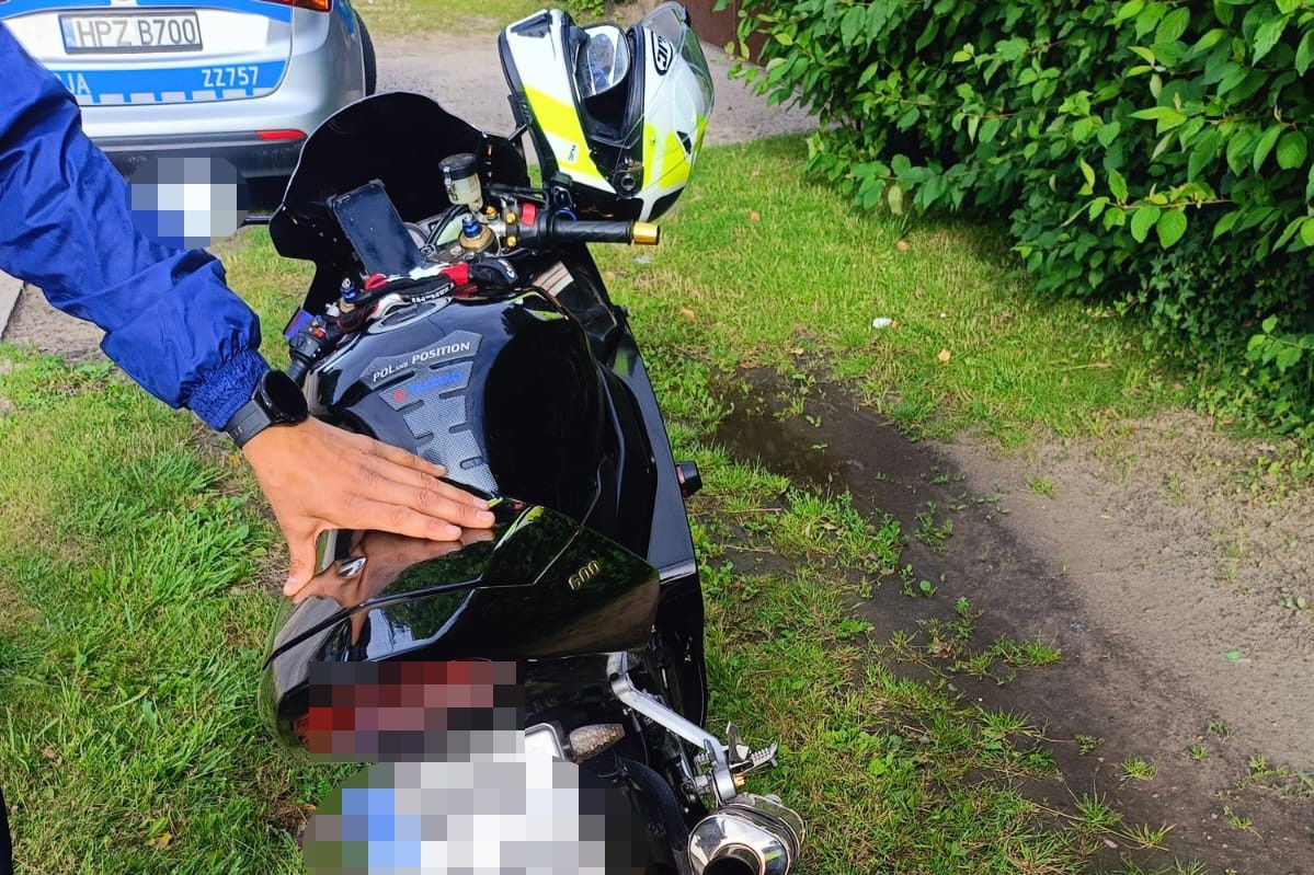 Motocyklista minął policjantów i odkręcił manetkę