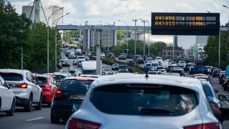 Jazda samochodem w okolicach Paryża polegkorkacha głównie na staniu w