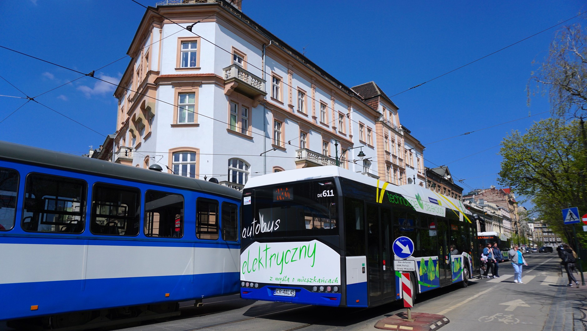 Kraków należy do miast z najgorszym powietrzem w Europie, choć od wielu lat tamtejsze władze starają się to zmienić. To nie tylko wina ruchu drogowego czy emisji przemysłowych, ale to też efekt specyficznego położenia.