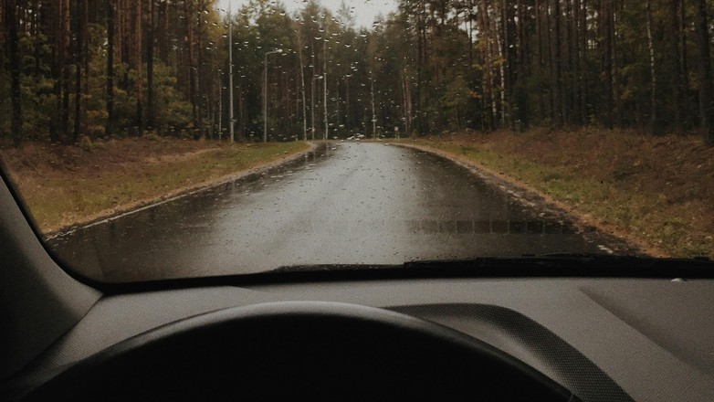 Mokra jesienna droga