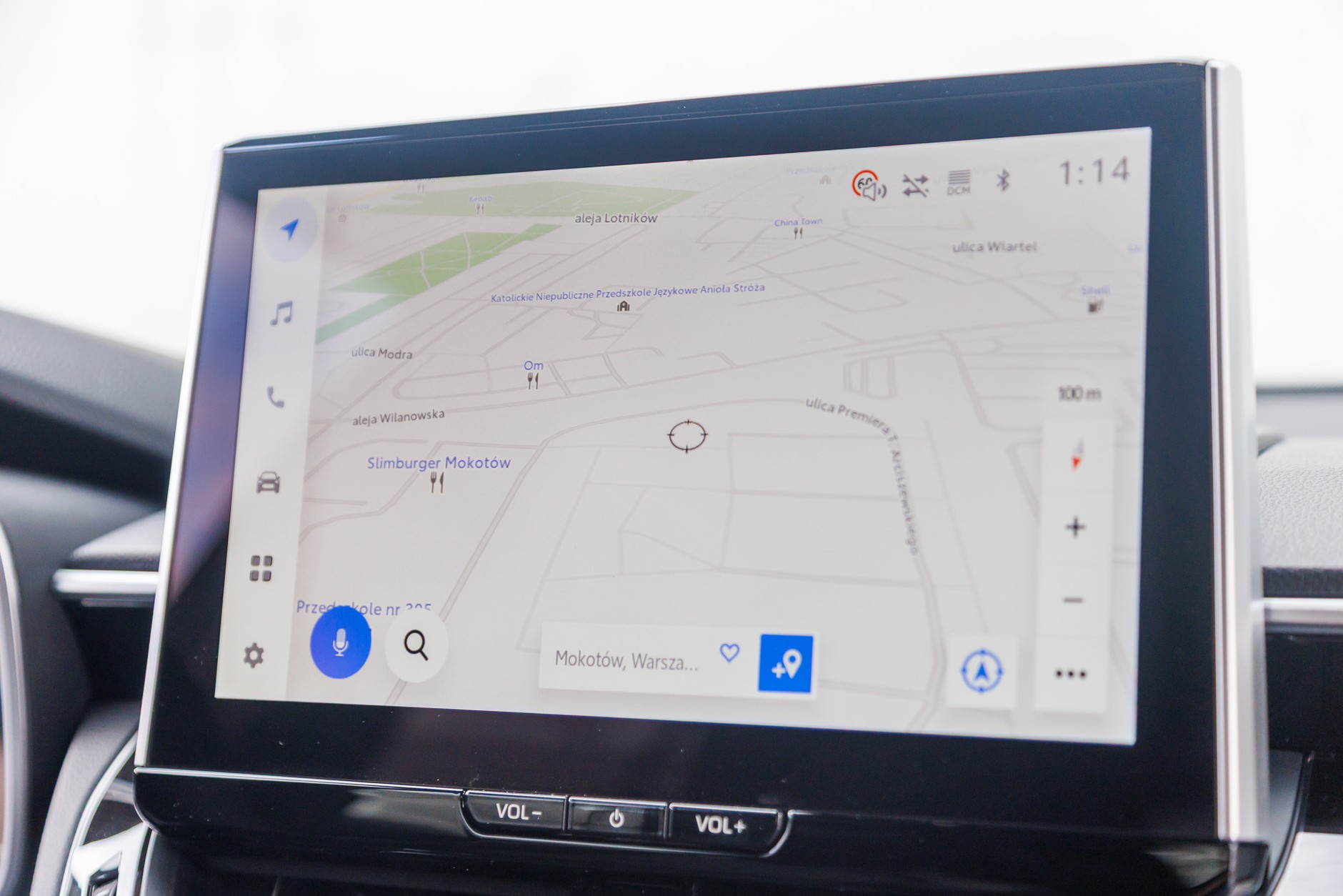 Fabryczna nawigacja? Tylko w elektrykach. W autach spalinowych nikt jej nie używa. Więcej możliwości dają darmowe mapy w Android Auto i Apple CarPlay