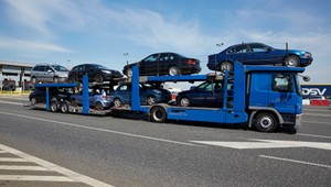 Import aut używanych w lipcu. Coraz chętniej wybieramy benzynę.