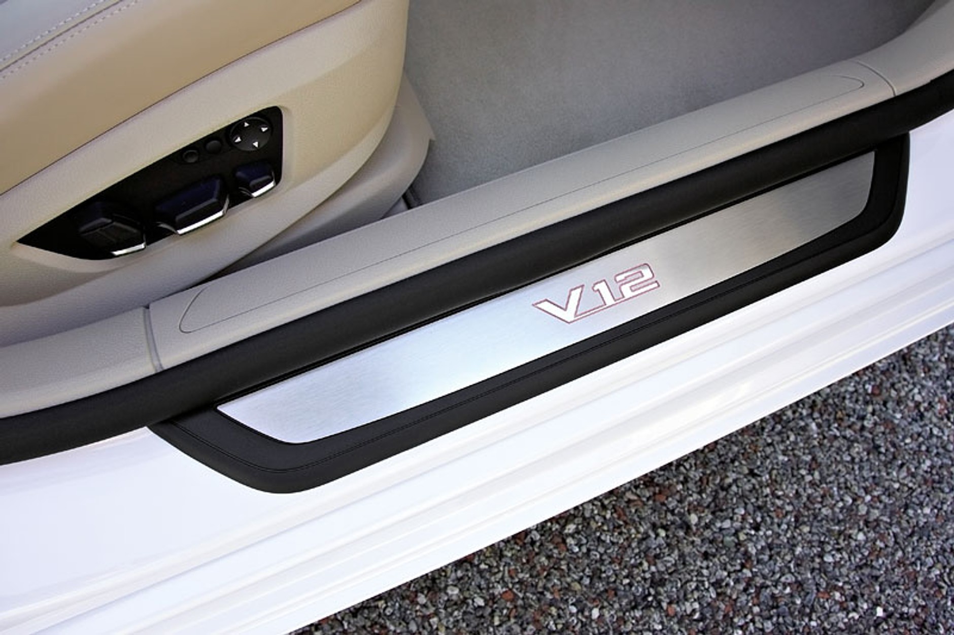 BMW 760i – nowy silnik 6,0 V12 i 8-biegowy automat