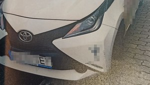 Policjanci zwrócili uwagę na jego tablicę rejestracyjną. Grozi mu pięć lat