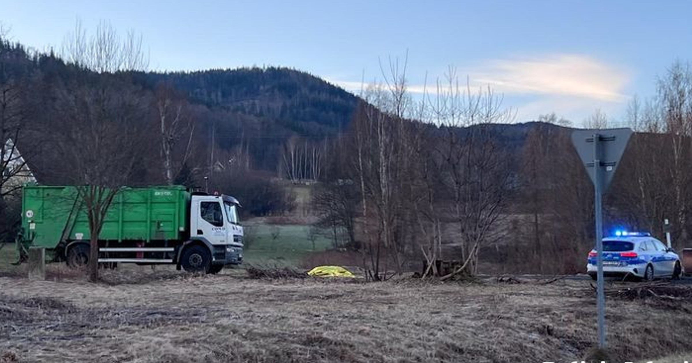 Kierowca śmieciarki przejechał swojego kolegę. Tragiczny wypadek w Sosnówce
