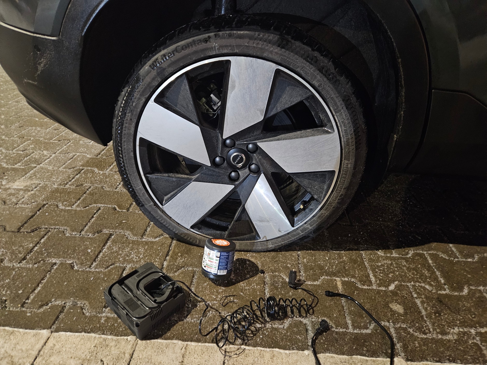 Kompresor w zestawie z preparatem uszczelniającym.