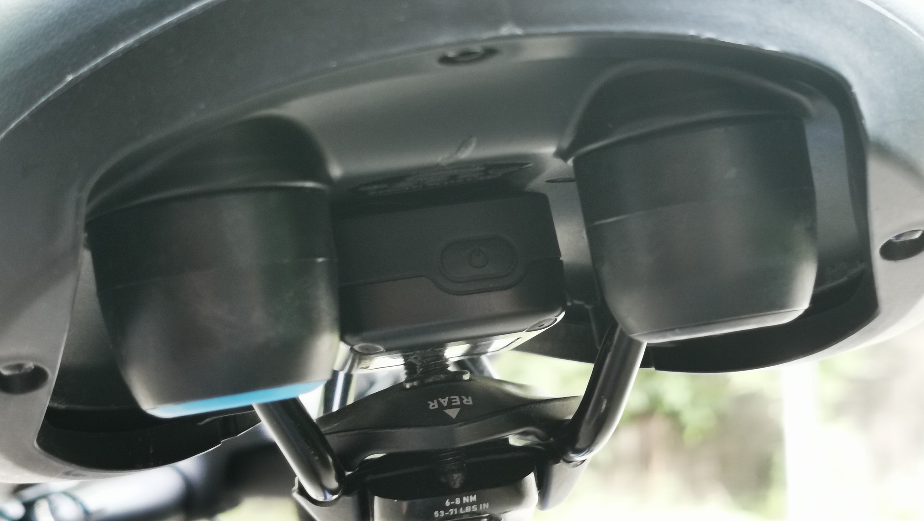 Lokalizator GPS przyklejony pod siodełkiem roweru