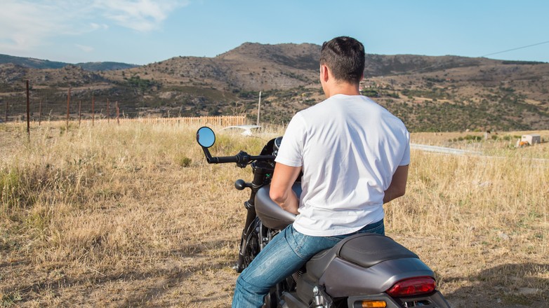 Grecja wprowadza wyższe mandaty za jazdę motorami i skuterami bez kasku