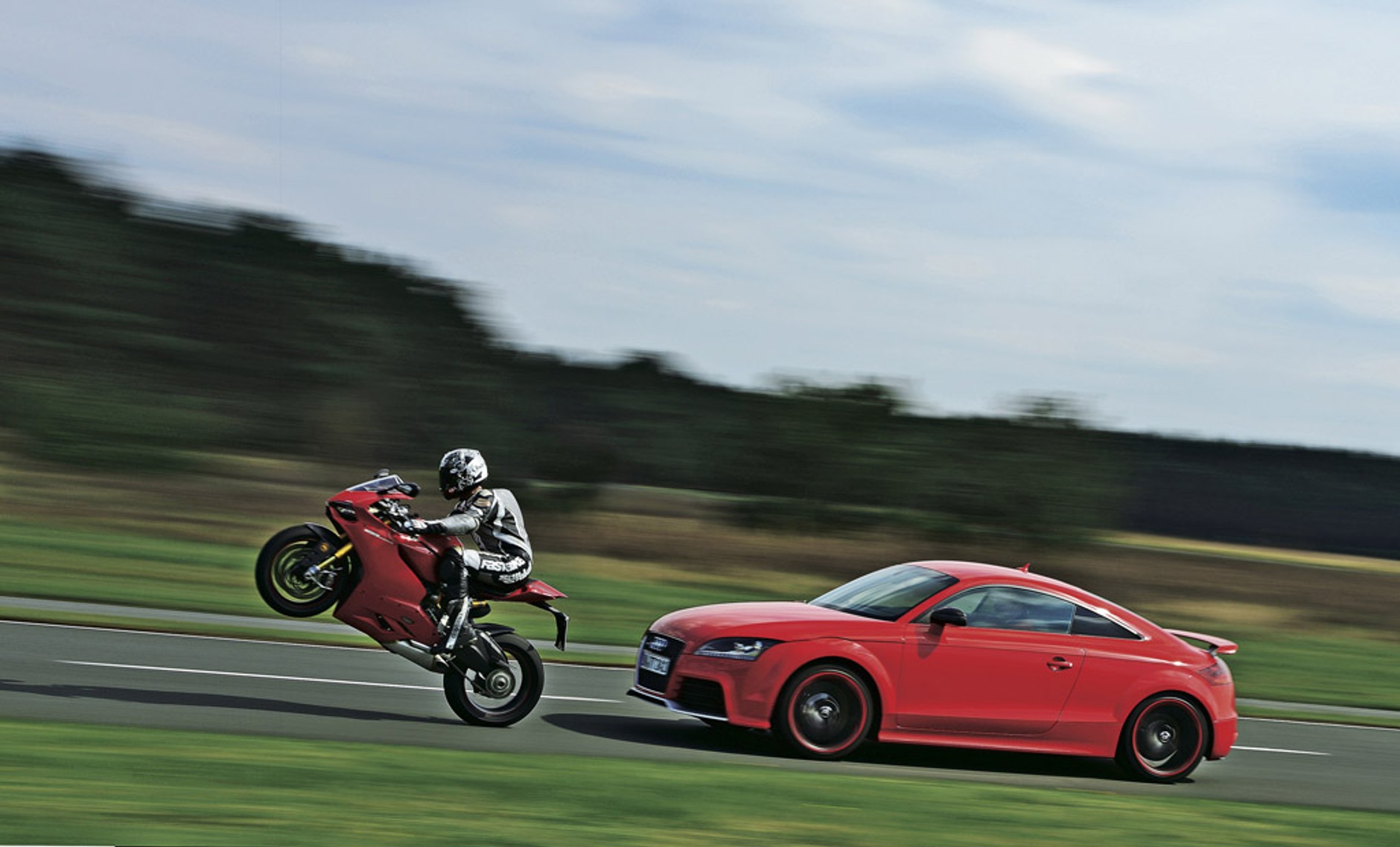 Audi TT RS Plus kontra Ducati 1199 Panigale S